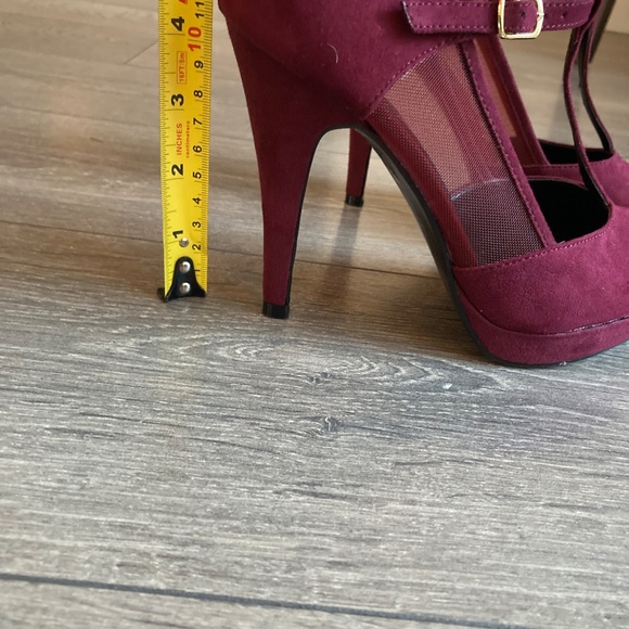 Women’s Size 7 velvet burgundy platform heels - Picture 7 of 7